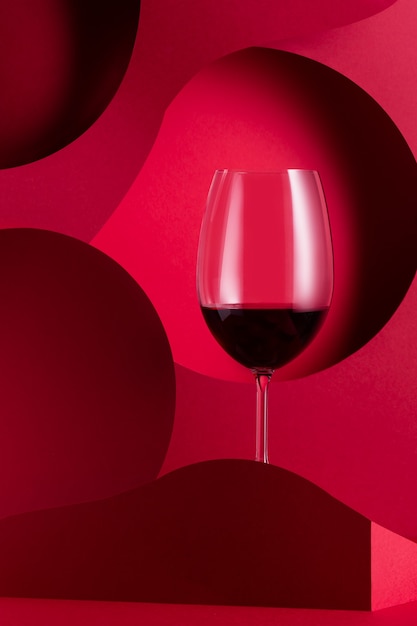 Vino rosso su un papercut rosso