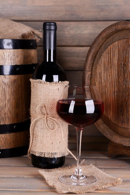 Vino rosso sulla tavola su legno