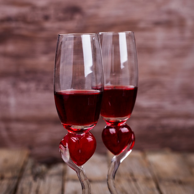 Vino rosso. Vacanze San Valentino. Biglietto d'auguri, regalo.