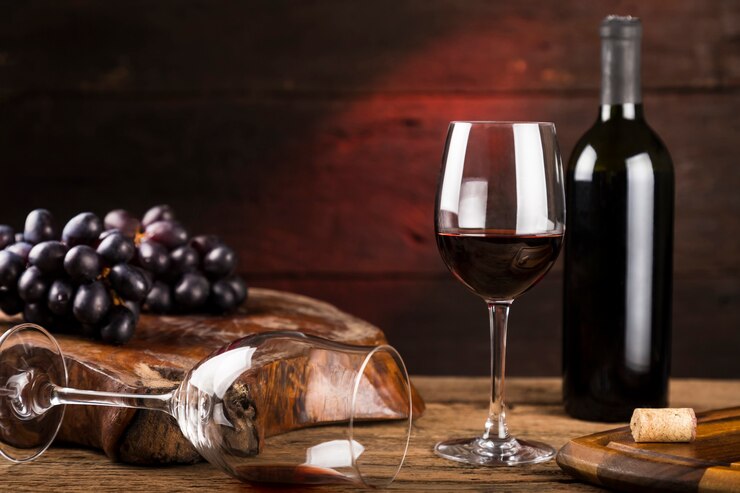 Vino rosso versato in bicchiere