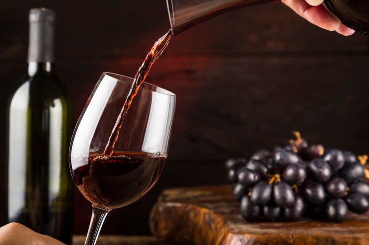 Vino rosso versato in bicchiere