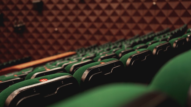 Vintage cinema teatro film pubblico posti a sedere retrò, verde e marrone, nessuno