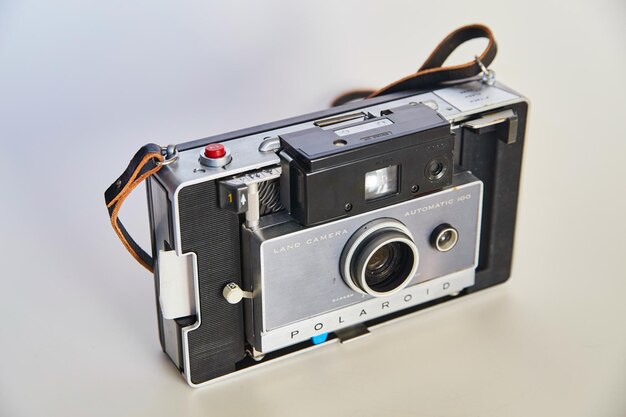 Vintage Polaroid Land Camera su sfondo neutro