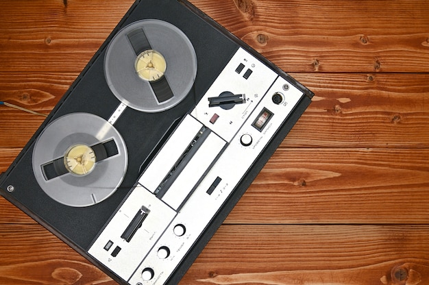 Vintage reel to reel registratore a nastro su un legno marrone