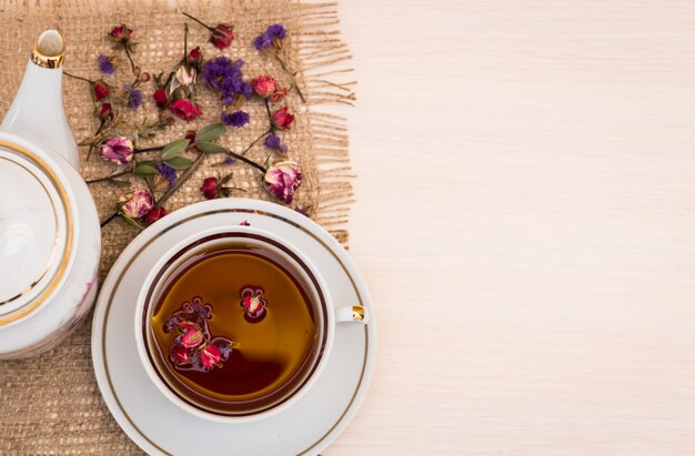 Vintage tazza di tè con boccioli di rose