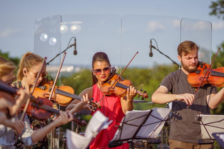 Violini che suonano musica classica per strada
