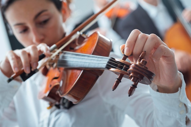 Violinista che accorda un violino