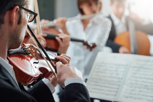 Violinista che si esibisce con l'orchestra classica