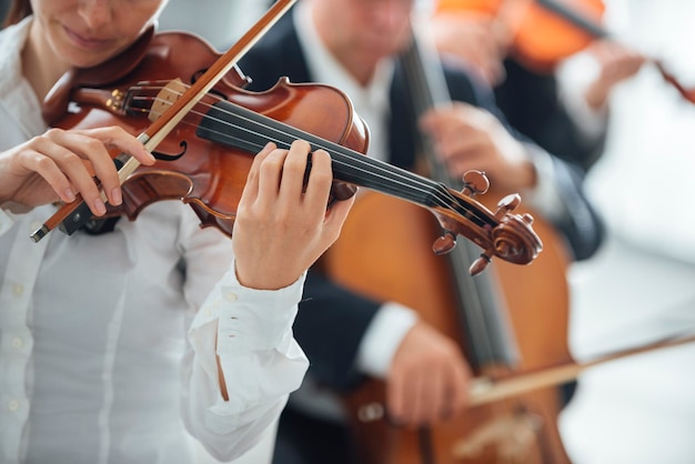 Violinista che si esibisce con l'orchestra