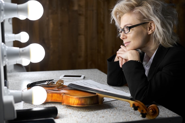 violinista che si prepara per il concerto