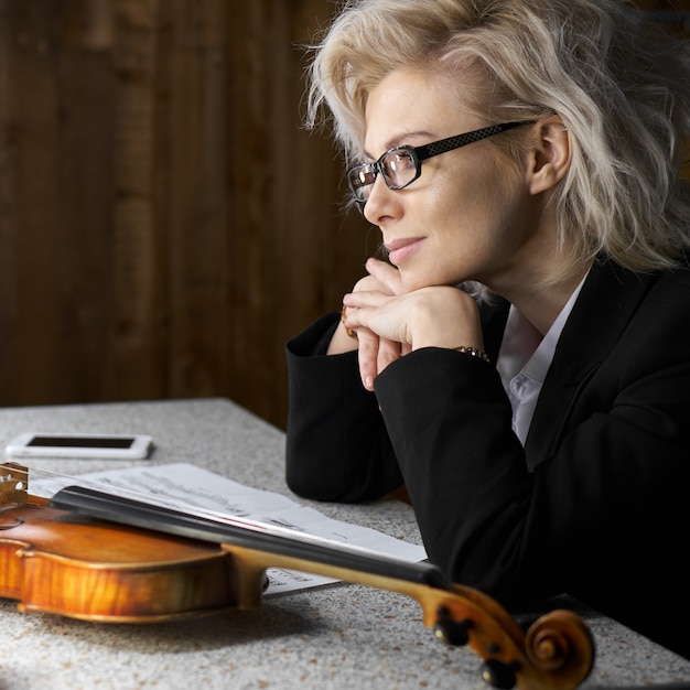 violinista che si prepara per il concerto