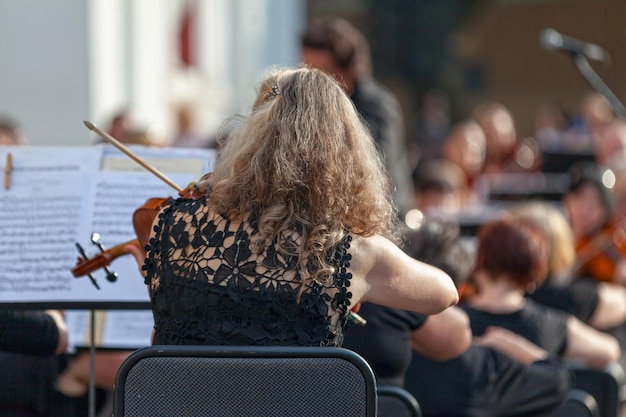 Violinista che suona durante un concerto all'aperto a Odessa