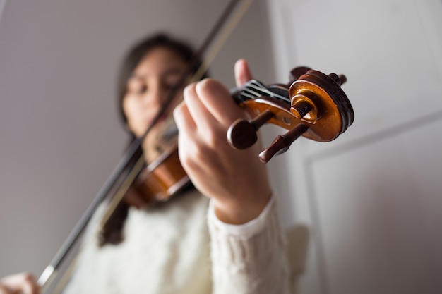 Violinista giovane studente