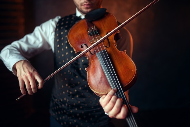 Violinista maschio che suona musica classica al violino