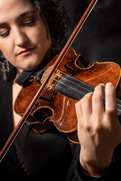 Violinista professionista di bella ragazza che suona il violino antico