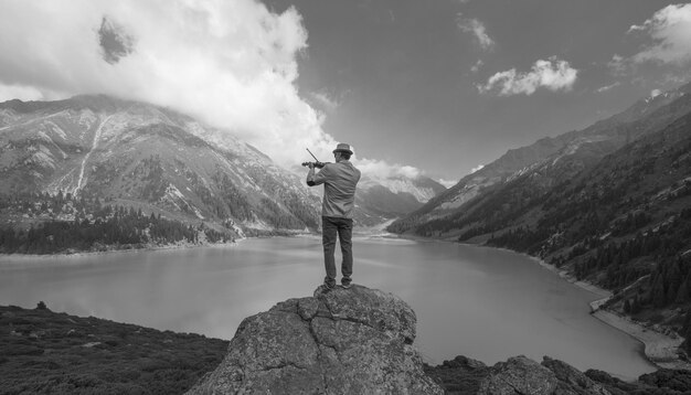 violinista su un lago di montagna