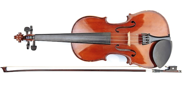 Violino classico con arco isolato su bianco