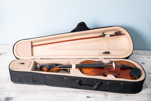 Violino classico nella scatola