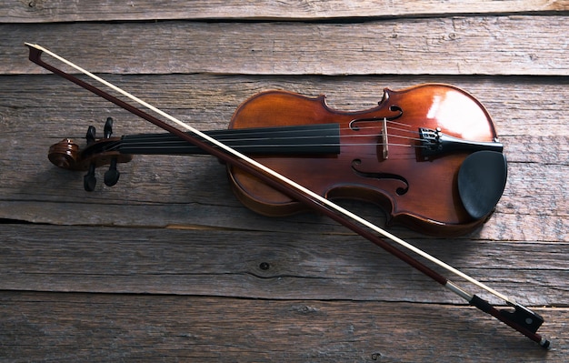 Violino classico su fondo di legno