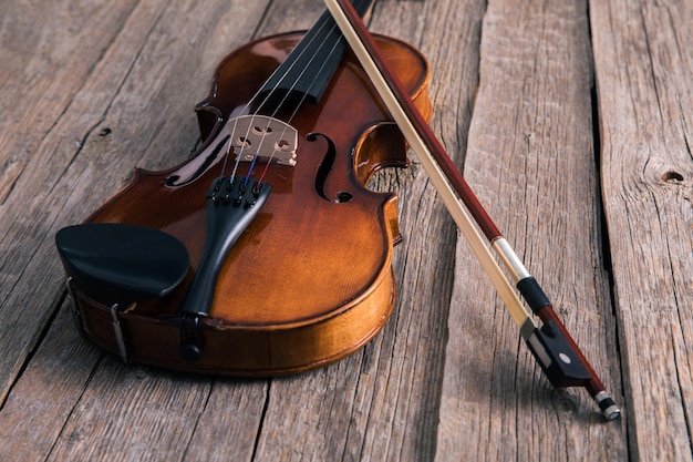 Violino classico su tavola di legno