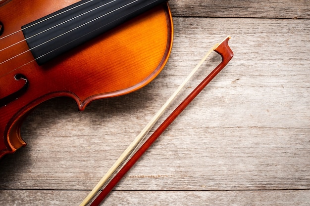 Violino marrone con bastone di violino su legno