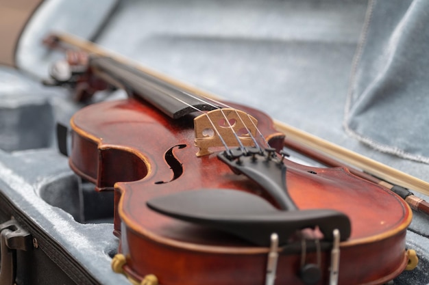 Violino rosso in custodia dopo l'esibizione