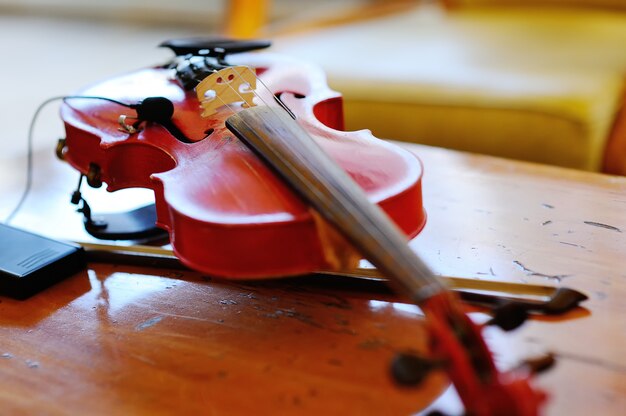 Violino su un fondo di legno