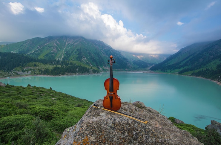 Foto violino su un lago di montagna