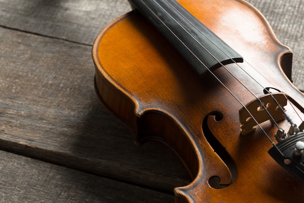 Violino su un tavolo in legno con texture