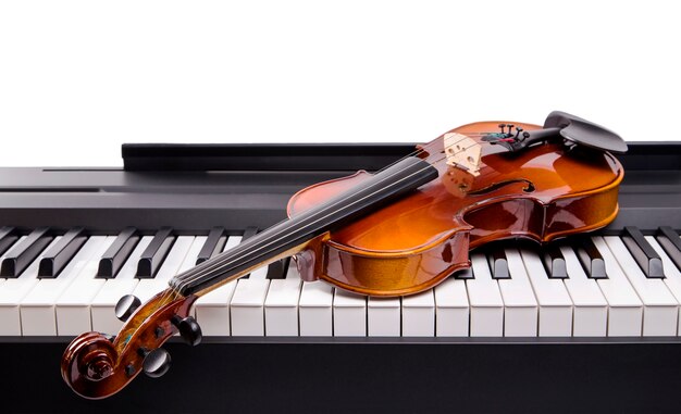 Violino sui tasti del piano digitale