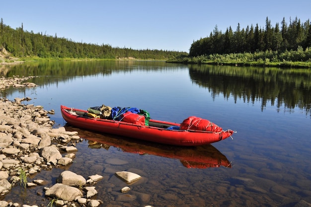 Virgin Komi foresta la barca rossa sul fiume