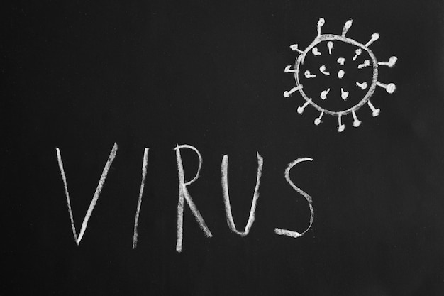 Virus disegnato a mano con il gesso sulla lavagna