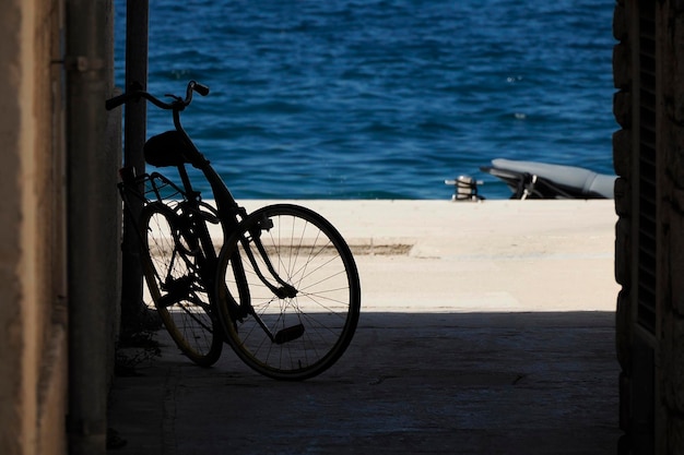 vis island croazia case del villaggio durante una luminosa giornata estiva