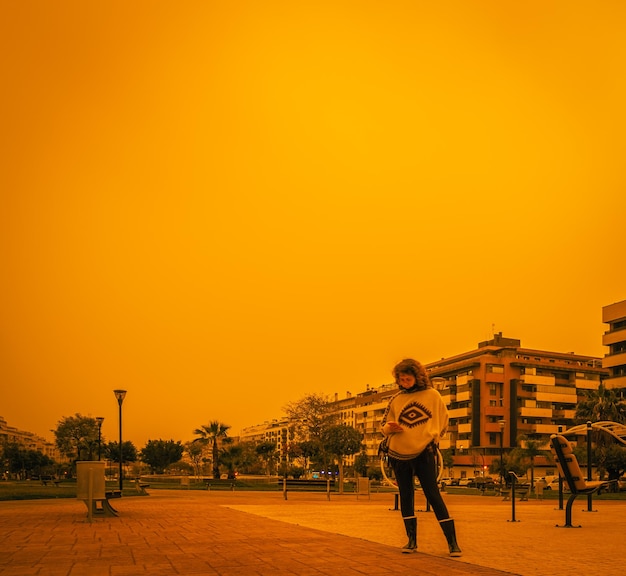 Visione apocalittica del cielo fangoso di Malaga dovuto all'arrivo della nebbia sahariana senza filtro