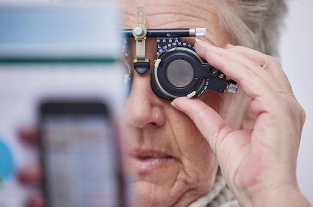 Visione dell'esame oculistico e donna anziana con lente in clinica per testare la vista degli occhi e valutazione ottica Optometria sanitaria e lettura di pazienti anziani per cure mediche ottiche e occhiali di prova