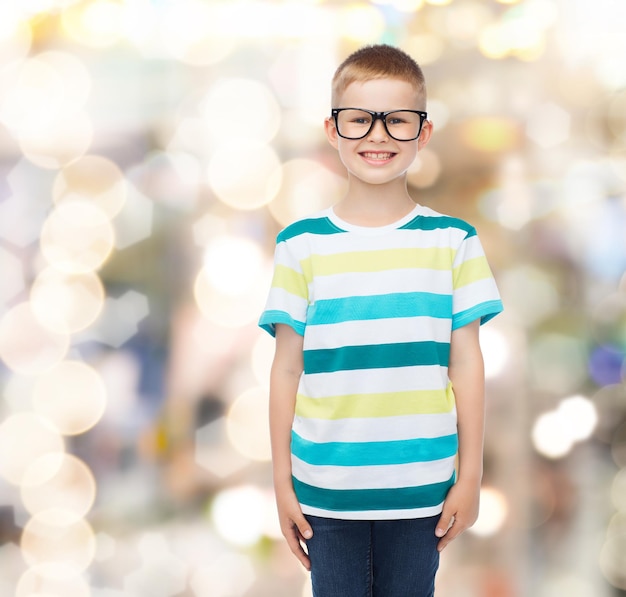 visione, istruzione, vacanze e concetto di scuola - ragazzino sorridente con gli occhiali su sfondo scintillante