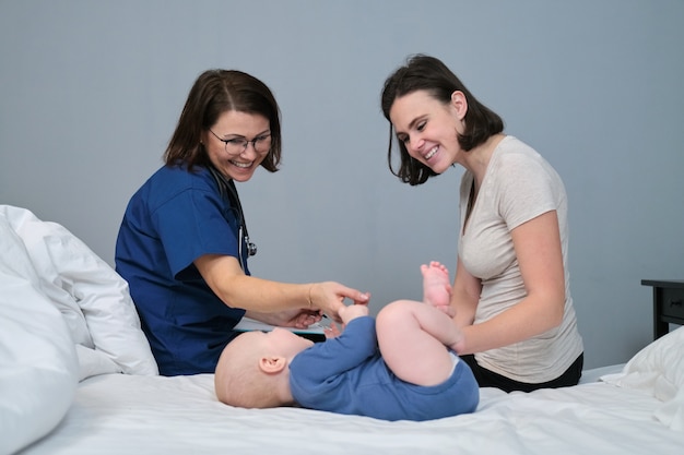 Visita del pediatra a casa di mamma e bambino