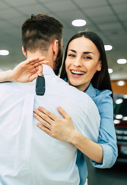 Visita la concessionaria Felice giovane coppia sceglie e acquista una nuova auto per la famiglia