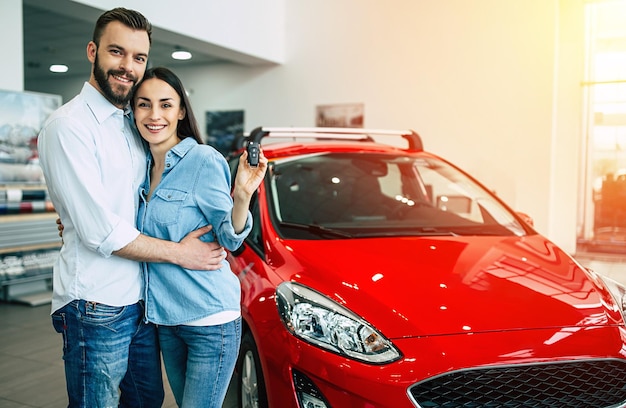 Visita la concessionaria Felice giovane coppia sceglie e acquista una nuova auto per la famiglia