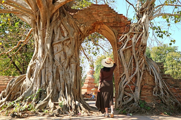 Visitatrice all'incredibile "GATE OF TIME" delle rovine del tempio Wat Phra Ngam ad Ayutthaya, in Thailandia