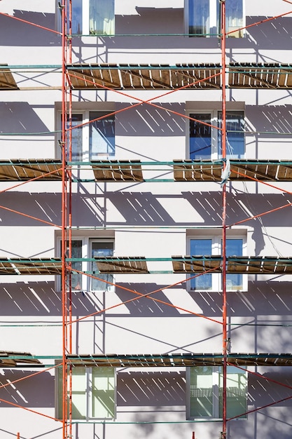 Visite alla torre di costruzione vicino al muro di un edificio residenziale impalcature di costruzione piattaforma di impalcatura utilizzata nei lavori di costruzione e riparazione