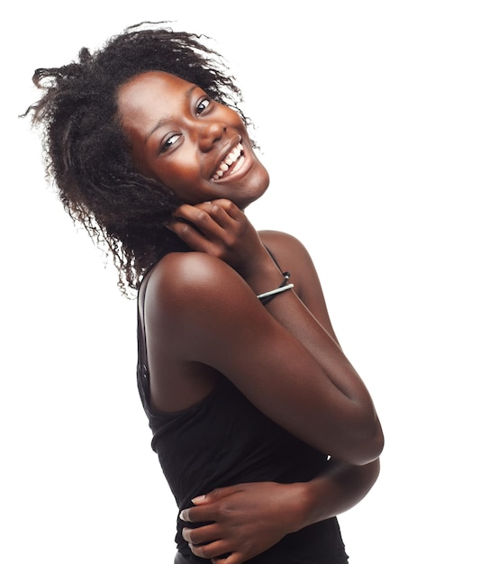 Viso ritratto cura dei capelli e bellezza della donna nera in studio su sfondo bianco mock up Cosmetici per il trucco cura della pelle e amore per se stessi del modello femminile con bellissimo trattamento afro dopo salone per la crescita