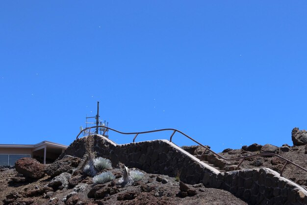 Vista a bassa angolazione dei gradini contro un cielo blu limpido