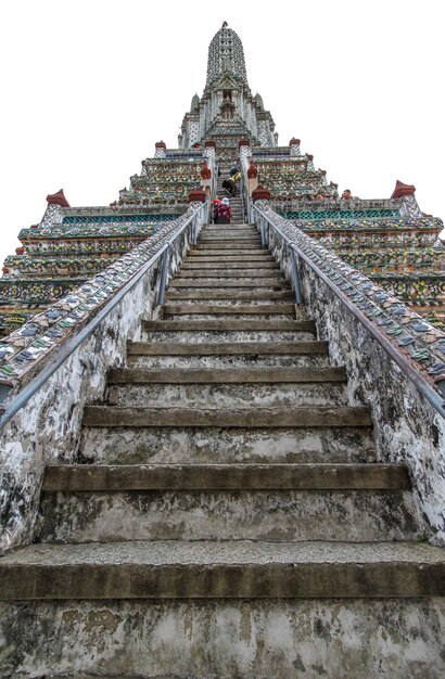 Vista a bassa angolazione dei gradini del tempio