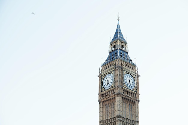 Vista a bassa angolazione del Big Ben contro un cielo limpido