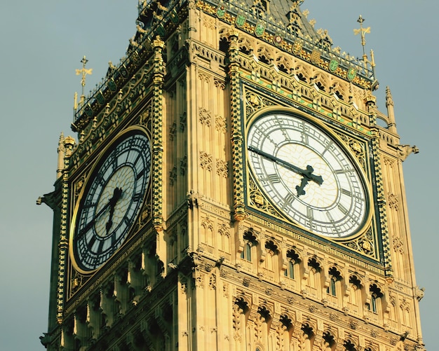 Vista a bassa angolazione del Big Ben