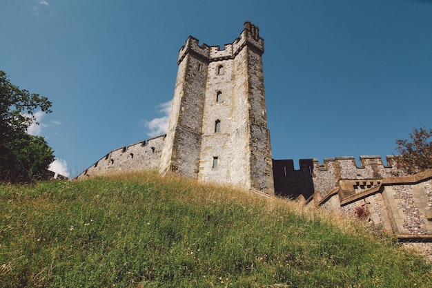Vista a bassa angolazione del castello di Arundel contro il cielo.