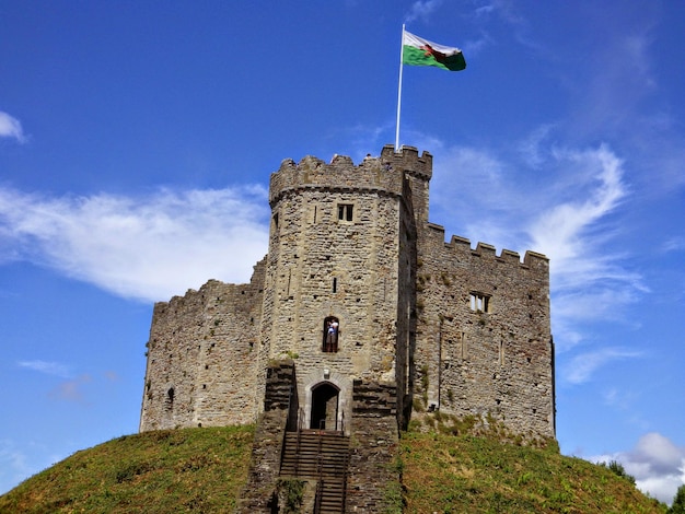 Vista a bassa angolazione del castello di Cardiff contro il cielo