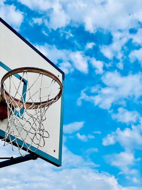 Vista a bassa angolazione del cerchio di basket contro il cielo