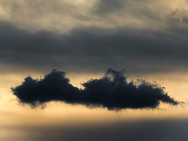 Vista a bassa angolazione del cielo nuvoloso